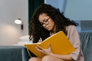 Como a Prática de Journaling Pode Aumentar Sua Consciência Emocional e Clareza Mental