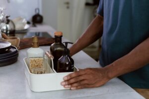 Kit de limpeza essencial para a casa: lista de itens, usos práticos e periodicidade de cada tarefa