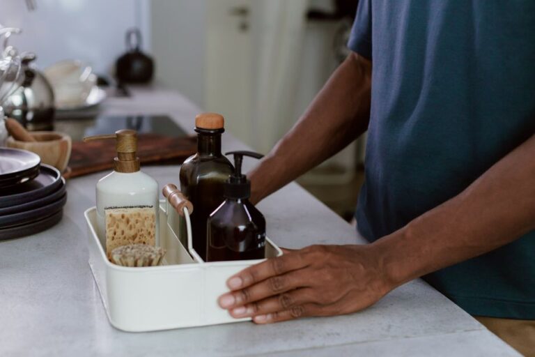 Kit de limpeza essencial para a casa: lista de itens, usos práticos e periodicidade de cada tarefa