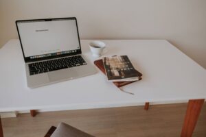 Como montar uma rotina matinal de 15 minutos para reduzir atrasos e aumentar a produtividade
