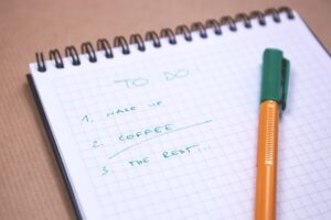 Como organizar a rotina matinal em 30 minutos: checklist prático para sair de casa no horário