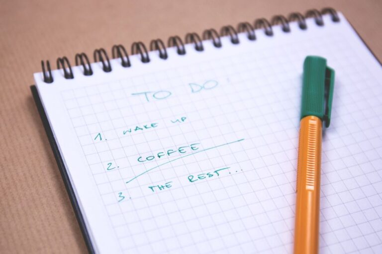 Como organizar a rotina matinal em 30 minutos: checklist prático para sair de casa no horário