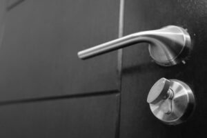 Por que levamos choque ao encostar na maçaneta e como evitar em casa e no escritório