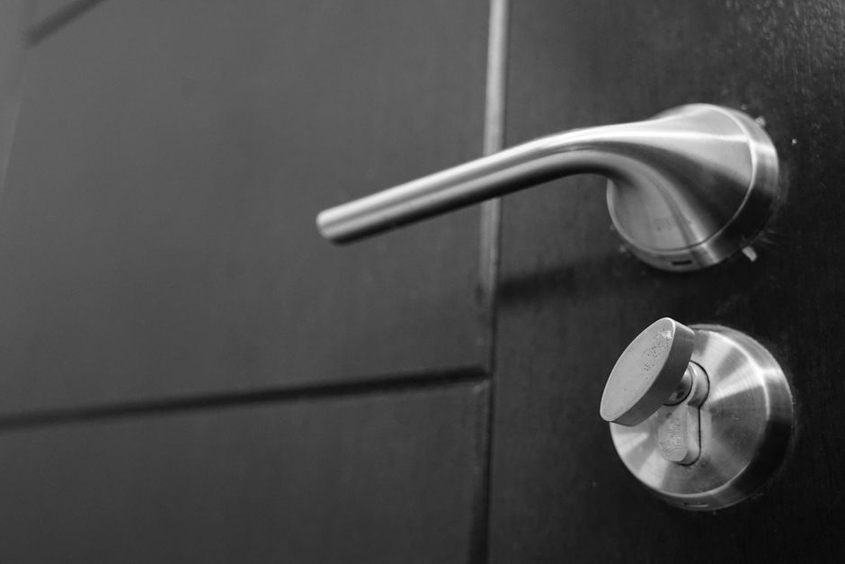 Por que levamos choque ao encostar na maçaneta e como evitar em casa e no escritório